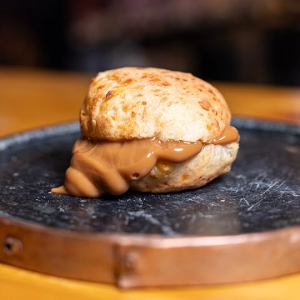 Pão de queijo recheado do Minas Demais